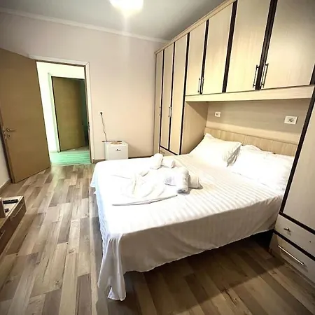 Family With Garden Parking Included 3 Min From Main Square Apartment *