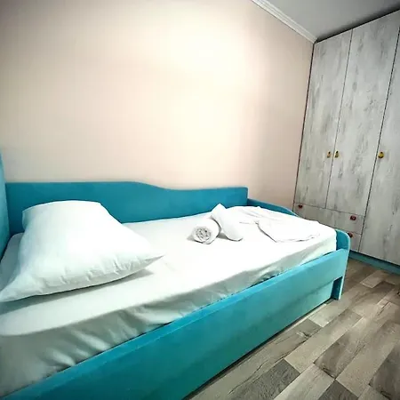 Family With Garden Parking Included 3 Min From Main Square Apartment